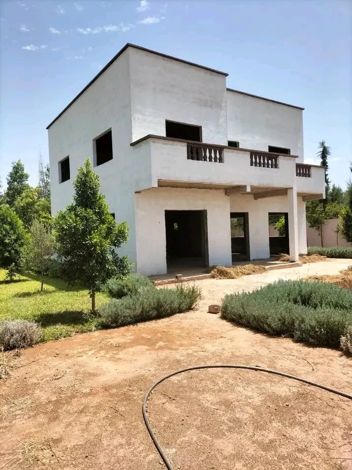 Villa semi-finie op 800 m² nabij Marrakech — 1 / 7